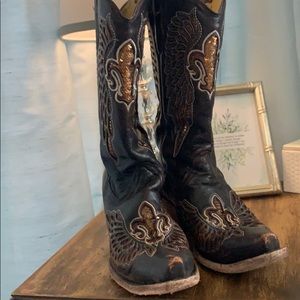 Pointy toe cowgirl boots
